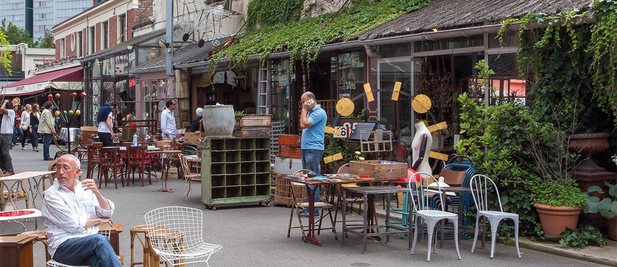Paris flea markets: antique stores at St Ouen flea market / Puces de Clignancourt