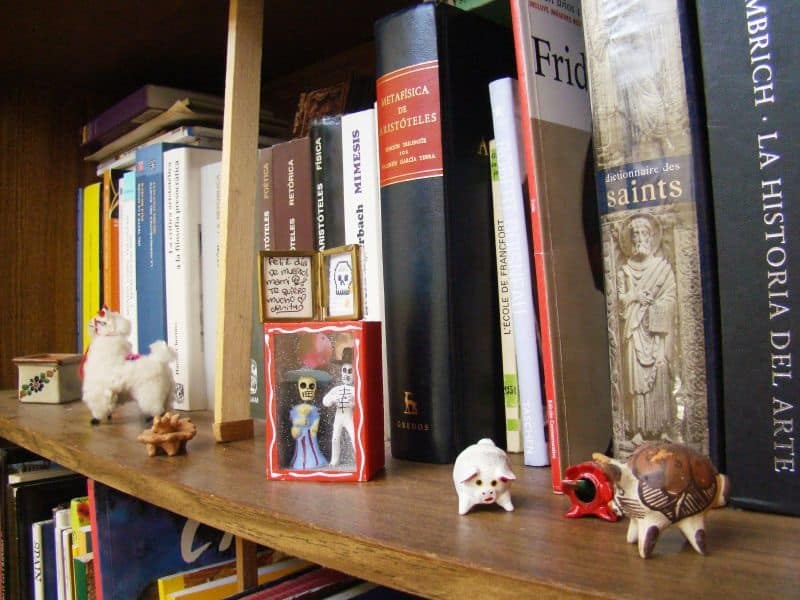 book shelf with mexican souvenirs from La Lagunilla flea market mexico city