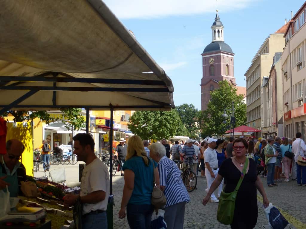 © Bernd Loos Berlin-Spandau - Wochenmarkt, hinten die St. Nikolai Kirche