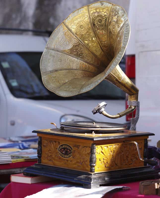 Old gramophone and vintage items at Feira da Ladra flea market