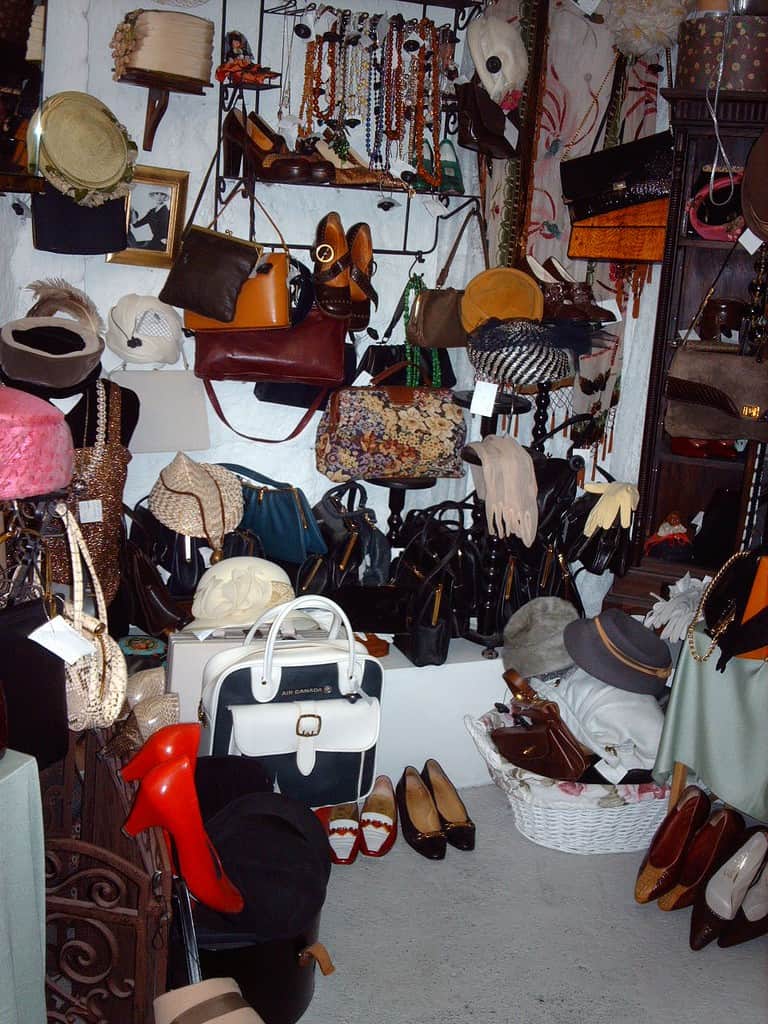 Kaivarin Kanuuna Helsinki vintage accessories and secondhand goods on display