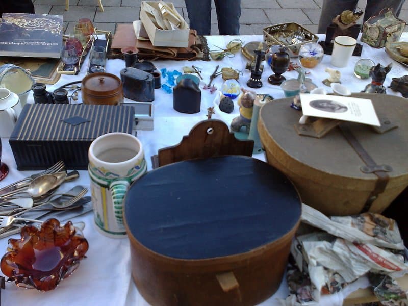 how to sell at flea markets