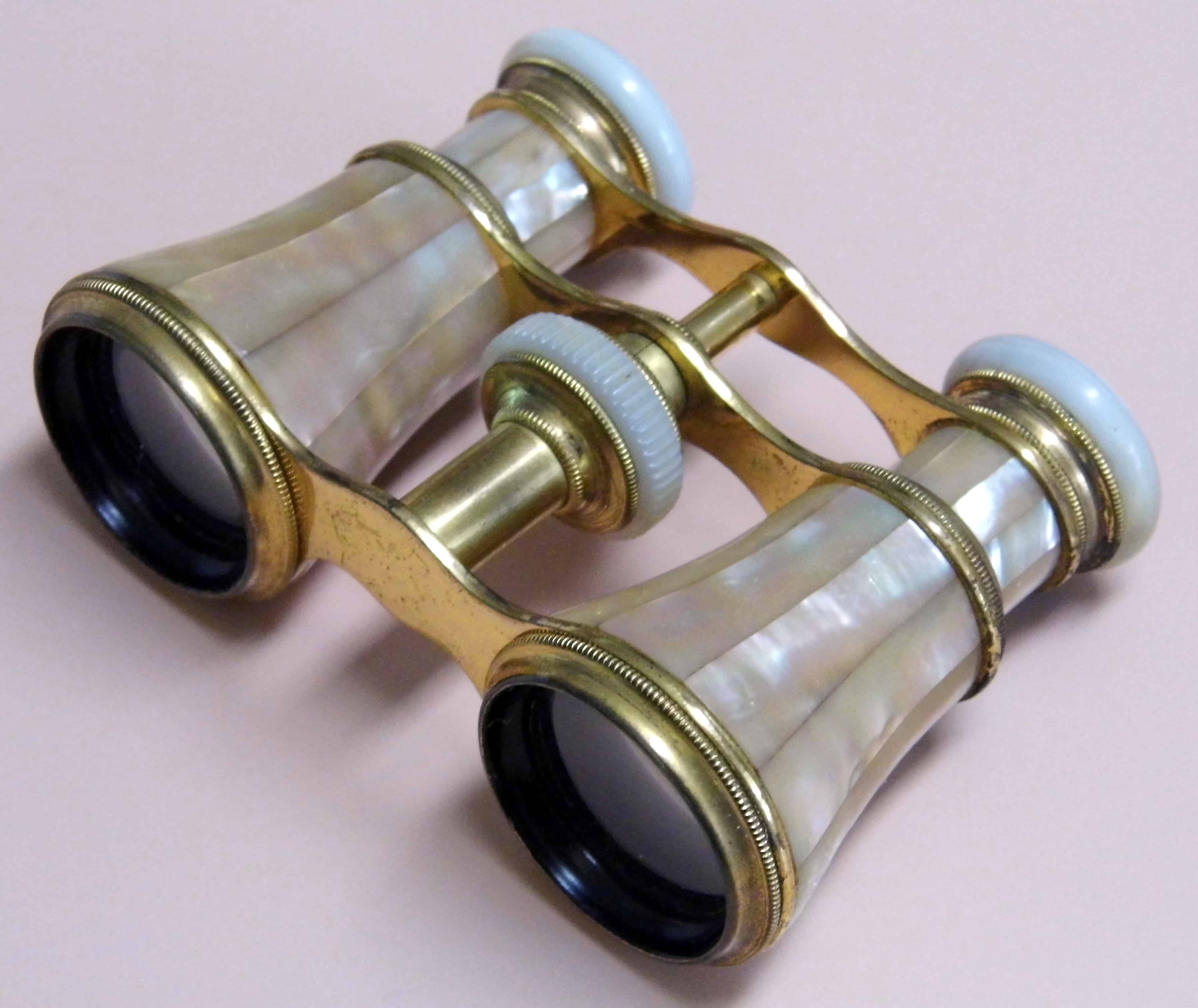 Mother of Pearl Opera Glasses © Wikimedia Commons