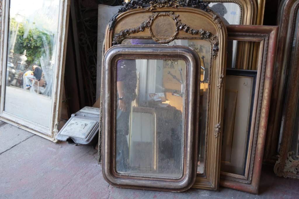 Placing Antique Mirrors © Paris Flea Market